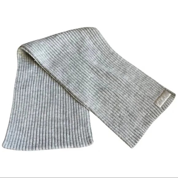 NWT VS Pink Ribbed Gray Scarf - Picture 4 of 5
